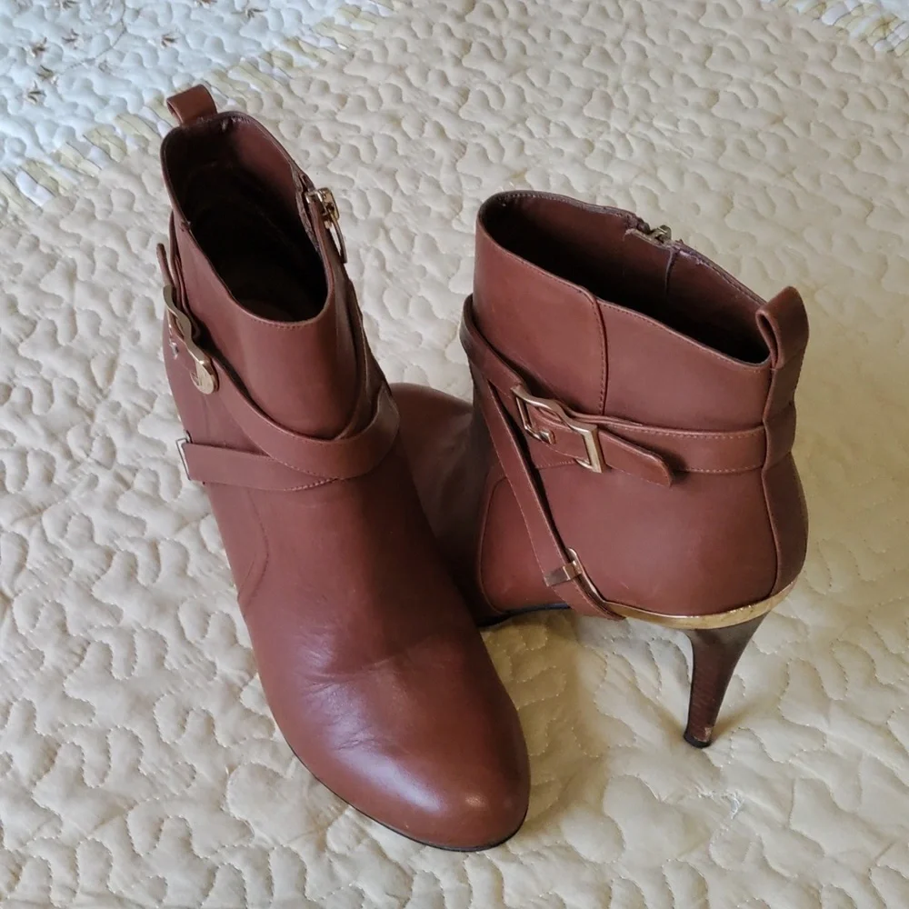 Marc Fisher brown ankle boots. - Picture 2 of 5